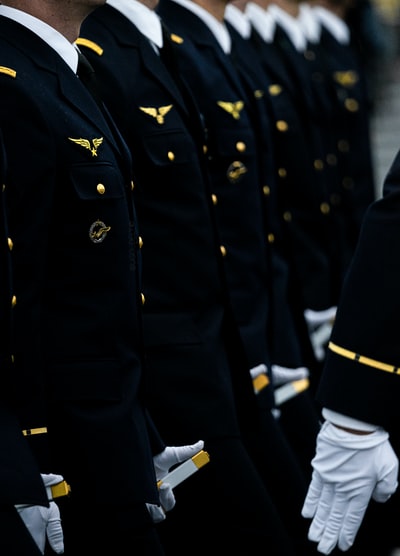 Wear the uniform of the black and yellow
